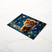 魔法のベビーライオンの歩くのファンタジー夜 箔シーズンポストカード (回転した状態)