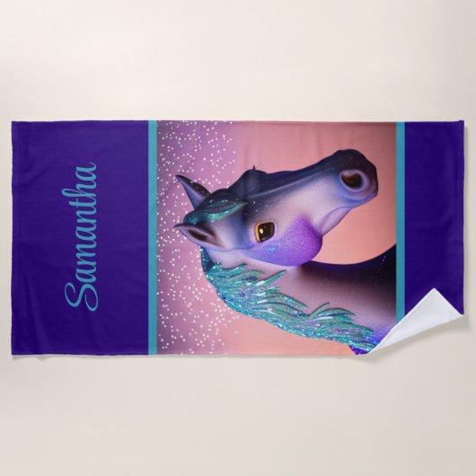 魔法のポニーで紫とティール（緑がかった色）と名前をカスタムする ビーチタオル (正面)