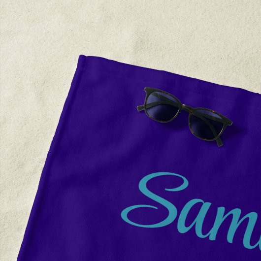 魔法のポニーで紫とティール（緑がかった色）と名前をカスタムする ビーチタオル (インサイチュ)