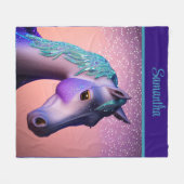 魔法のポニーで紫とティール(緑がかった色)と名前をカスタムする フリースブランケット (正面(横))