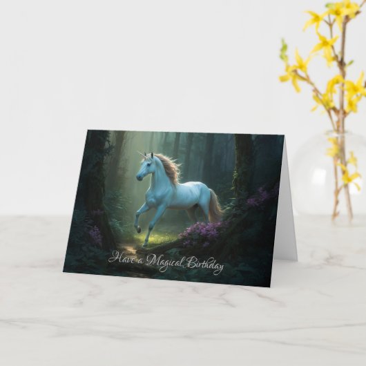 魔法のユニコーンがいる魔法の森の誕生日 カード (黄色い花)