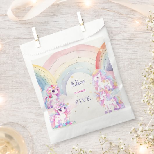 魔法のユニコーンとレインボウ水彩の誕生日 フェイバーバッグ (クリップ留めされた状態)
