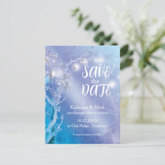魔法のライトブルーホワイトウェディング日付を保存 案内ポストカード (スタンド正面)