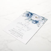 魔法の冬のシーズンほこりっぽい青結婚の銀 箔招待状 (回転した状態)