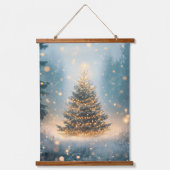 魔法の冬　雪に覆われた森のクリスマスツリー 吊り下げ型タペストリー (正面)