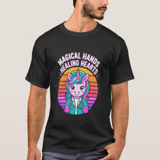 魔法の手で心を癒すナースユニコーン Tシャツ