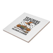 魔法の本が描かれたハロウィンの先生のTシャツ_1 タイル (側面)