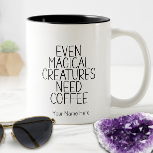 魔法の生き物でさえ、コーヒーの形而上学的な必要性 ツートーンマグカップ