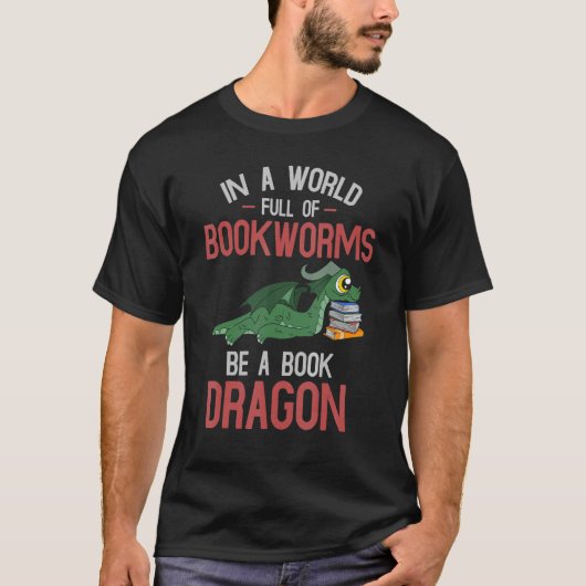 魔法の生き物の本読のドラゴ Tシャツ (正面)