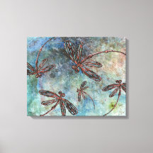 魔法の空に落ちたブロンズ色のトンボ