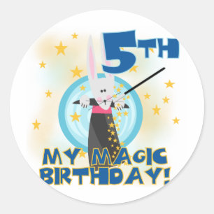 魔法の第5誕生日のTシャツおよびギフト ラウンドシール