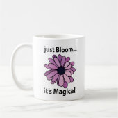 魔法の紫色の花ジャスト開花その魔法 コーヒーマグカップ (左)