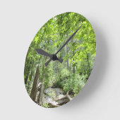 魔法の緑の森の風景。   ラウンド壁時計 (傾斜)