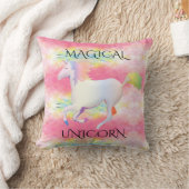 魔法の虹のユニコーン装飾用クッション。 クッション (ブランケット)
