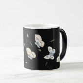 魔法の青とクリーム蝶のフライト黒 モーフィングマグカップ (正面右)