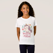 魔法を信じて – かわいいユニコーンの花柄Tシャツのデザイン Tシャツ (正面フル)