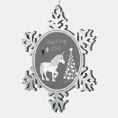 魔法パーソナライズされたの白い一角獣と妖精 スノーフレークピューターオーナメント (右)