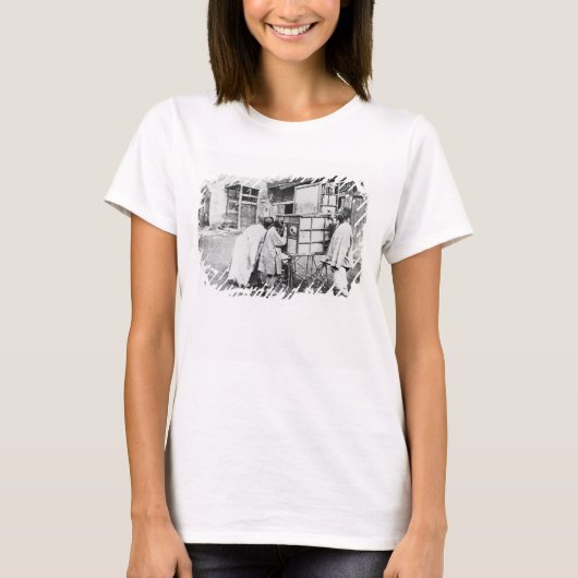 魔法ランタンc.1870(写真つき) tシャツ (正面)