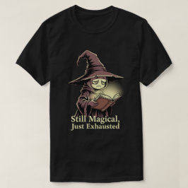 魔法使いだけど疲れた Tシャツ