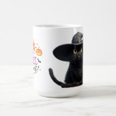 魔法使いの帽子をかぶった強い眼差しの黒猫 🐈 コーヒーマグカップ (中央)