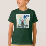 魔法第6誕生日Tシャツとギフト Tシャツ<br><div class="desc">魔法第6誕生日Tシャツ、マグカップ、カード、ステッカー、郵便切手、ボタン、その他の6歳の誕生日のアパレルやギフトと白いバニー、トップハット、魔法の杖を含む魔法テーマ。</div>