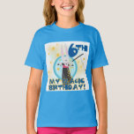 魔法第6誕生日Tシャツとギフト Tシャツ<br><div class="desc">魔法第6誕生日Tシャツ、マグカップ、カード、ステッカー、郵便切手、ボタン、その他の6歳の誕生日のアパレルやギフトと白いバニー、トップハット、魔法の杖を含む魔法テーマ。</div>