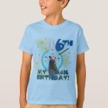 魔法第6誕生日Tシャツとギフト Tシャツ<br><div class="desc">魔法第6誕生日Tシャツ、マグカップ、カード、ステッカー、郵便切手、ボタン、その他の6歳の誕生日のアパレルやギフトと白いバニー、トップハット、魔法の杖を含む魔法テーマ。</div>