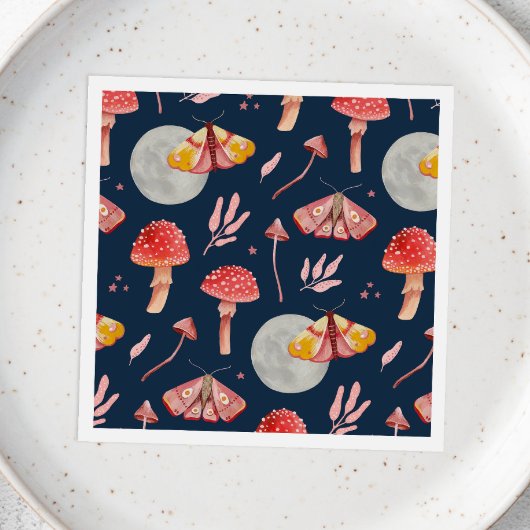 魔法蛾とキノコのパターン。ウッドランドナイト スタンダードカクテルナプキン