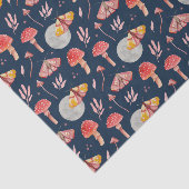 魔法蛾とキノコのパターン。ウッドランドナイト 薄葉紙 (詳細)