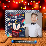 魔法誕生日パーティーへの招待Kid with Photo 招待状<br><div class="desc">魔法のお祝いだ！✨この鮮やかと魔法ショーのよくはしゃぐ誕生日パーティーの招待は、あなたの小さなマジシャンの大きな日に最適である。クラシックのカードや遊鳩、魔術師の帽子などの魔法要素を搭載し、おもしろいと魔法に満ちた魅力的なパーティーのための完璧なトーンを設定し疑問に思ます。お子様の名前、年齢、日付、時刻、およびパーティーの場所でパーソナライズする。魔法好素晴らしき、イリュージョン好き、テーマの誕生日バッシュのための選択！注記：編集またはカスタムデザインまたは一致セットを探す連絡私 – プロフェッショナルデザイナーで救済す。</div>