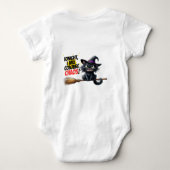 魔術師の混乱 – 黒猫の活躍 ベビーボディスーツ (裏面)