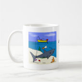 魚おもしろいとサメの魚釣りマグ コーヒーマグカップ (左)