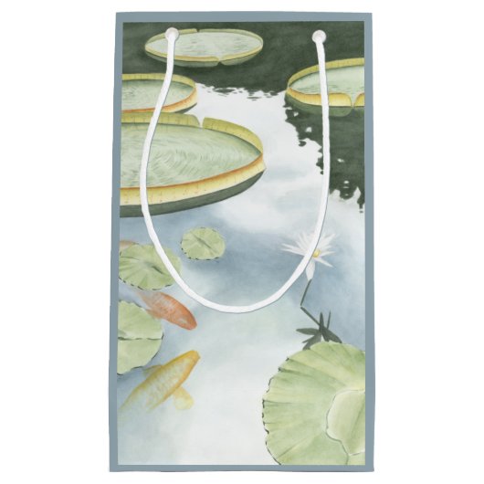 魚およびユリとのコイの池の反射 スモールペーパーバッグ (正面)