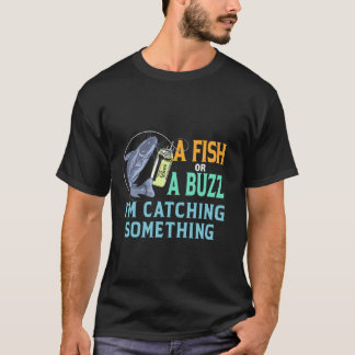 魚かブザーか、何か獲ってるよ Tシャツ