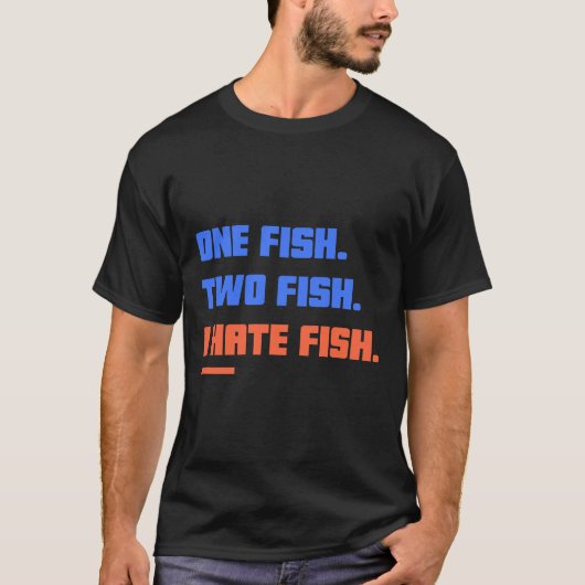 魚が嫌いな魚が1匹 Tシャツ (正面)