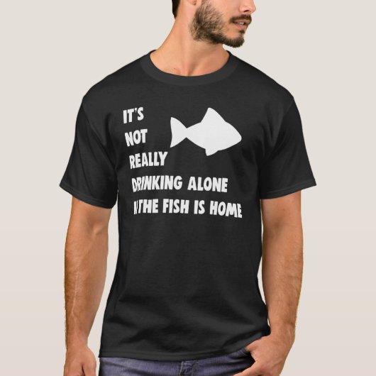魚が家にいるなら一人飲みではないよね 格言 Tシャツ (正面)