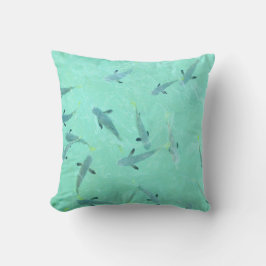 魚が青い水に澄ん泳ぐ クッション