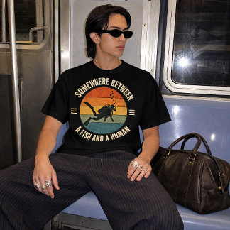 魚と人間の間のどこか ダイビングデザイン Tシャツ
