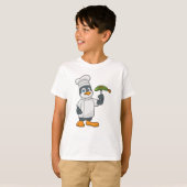 魚と料理のエプロンを持つ調理師としてのペンギン Tシャツ (正面フル)