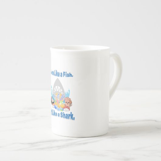 魚のように泳ぐ食べとサメのように泳ぐおもしろい。 ボーンチャイナマグカップ (正面右)