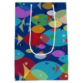 魚のカラフル抽象芸術模様（青） ミディアムペーパーバッグ (裏面)