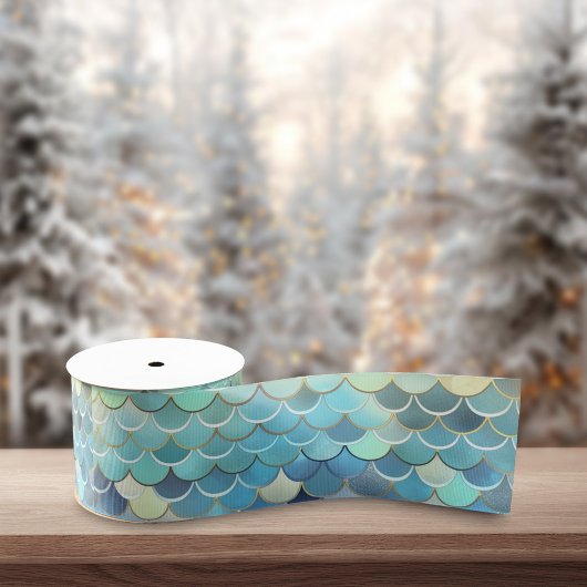 魚のスケールパターンブルースカイ背景ゴールデン サテンリボン