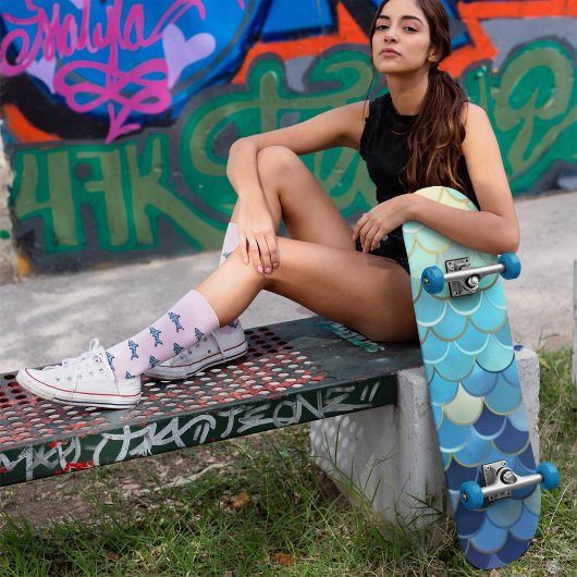 魚のスケールパターンブルースカイ背景ゴールデン スケートボード