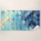 魚のスケールパターンブルースカイ背景ゴールデン ビーチタオル (正面)