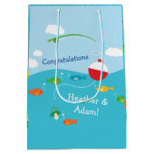 魚のテーマ魚釣り漁師用ベビーシャワー ミディアムペーパーバッグ (裏面)