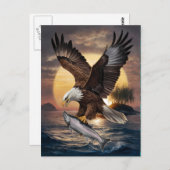 魚の上に舞い上がる雄大なワシ ポストカード (正面/裏面)