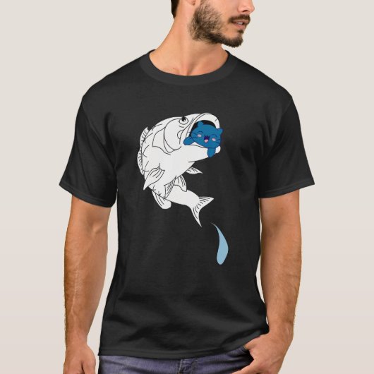 魚の口の中のネコの魚 バス釣り 釣り人 Tシャツ (正面)