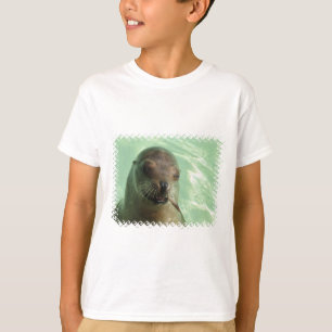 魚の子供のTシャツを持つアシカ Tシャツ