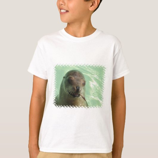 魚の子供のTシャツを持つアシカ Tシャツ (正面)