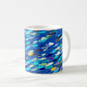 魚の学校，ダークブルー，白とターコイズ コーヒーマグカップ (正面右)